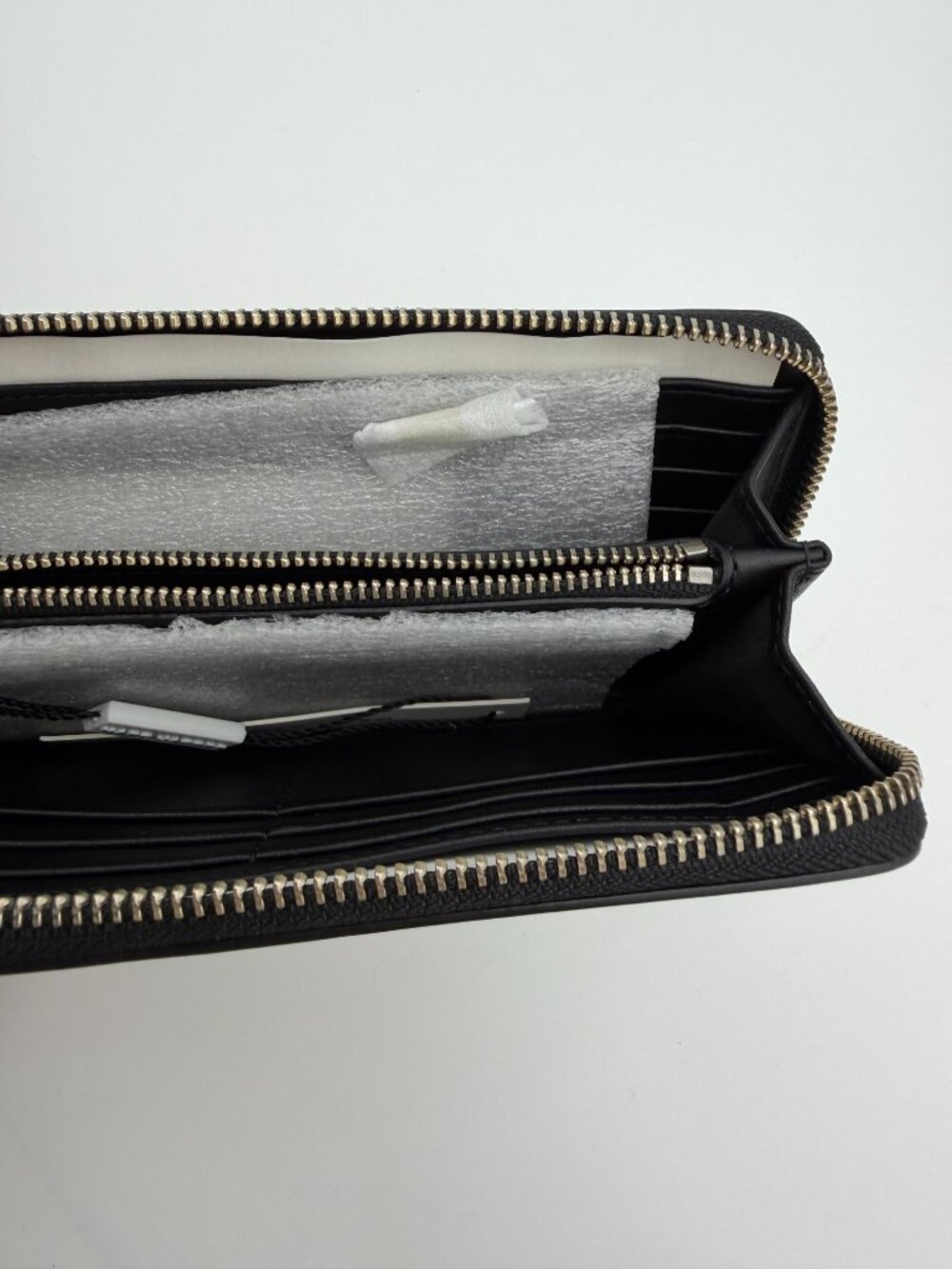 NEW Marc Jacobs Zip Around Wallet - Picture 4 of 6